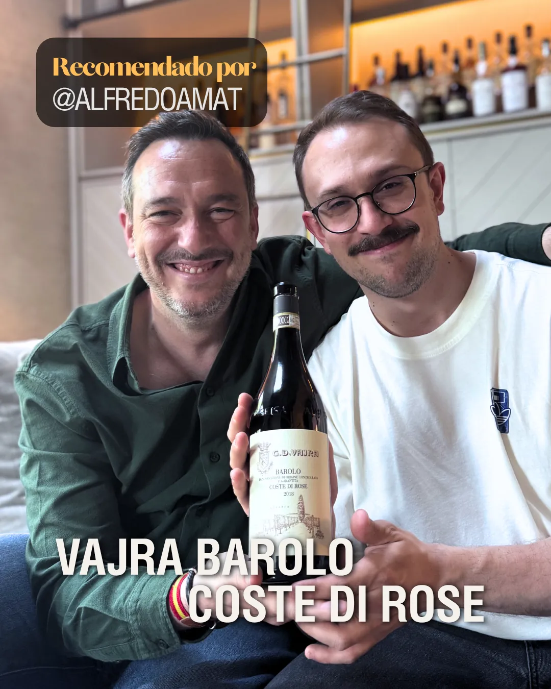 Pablo junto a Alfredo Amat mostrando una botella de Vajra Barolo Coste di Rose